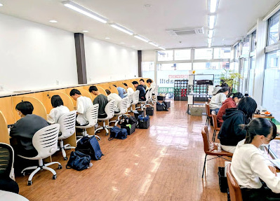 自習ブースで学習に取り組む生徒たち